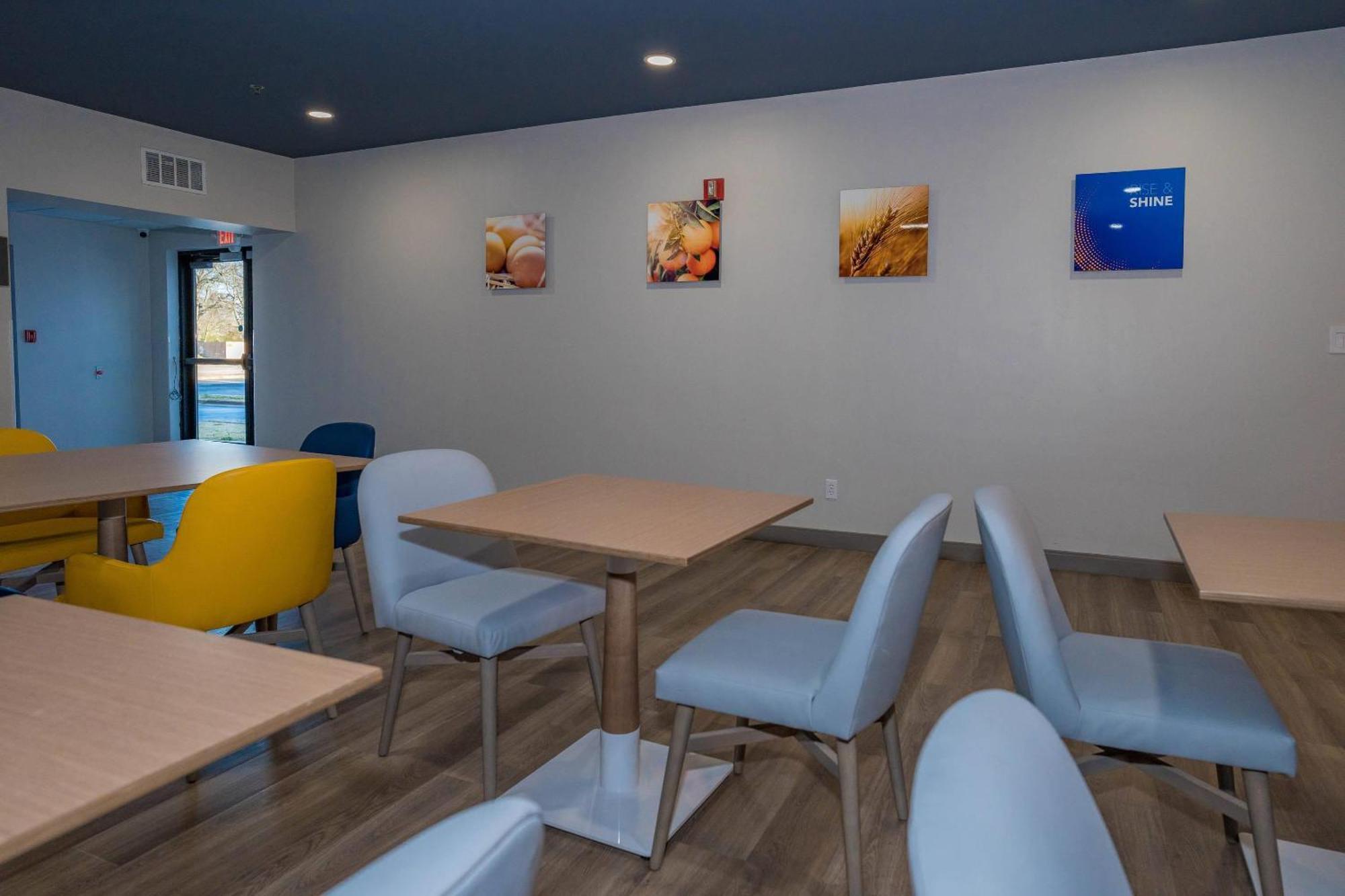 Comfort Inn & Suites River City Decatur Bagian luar foto