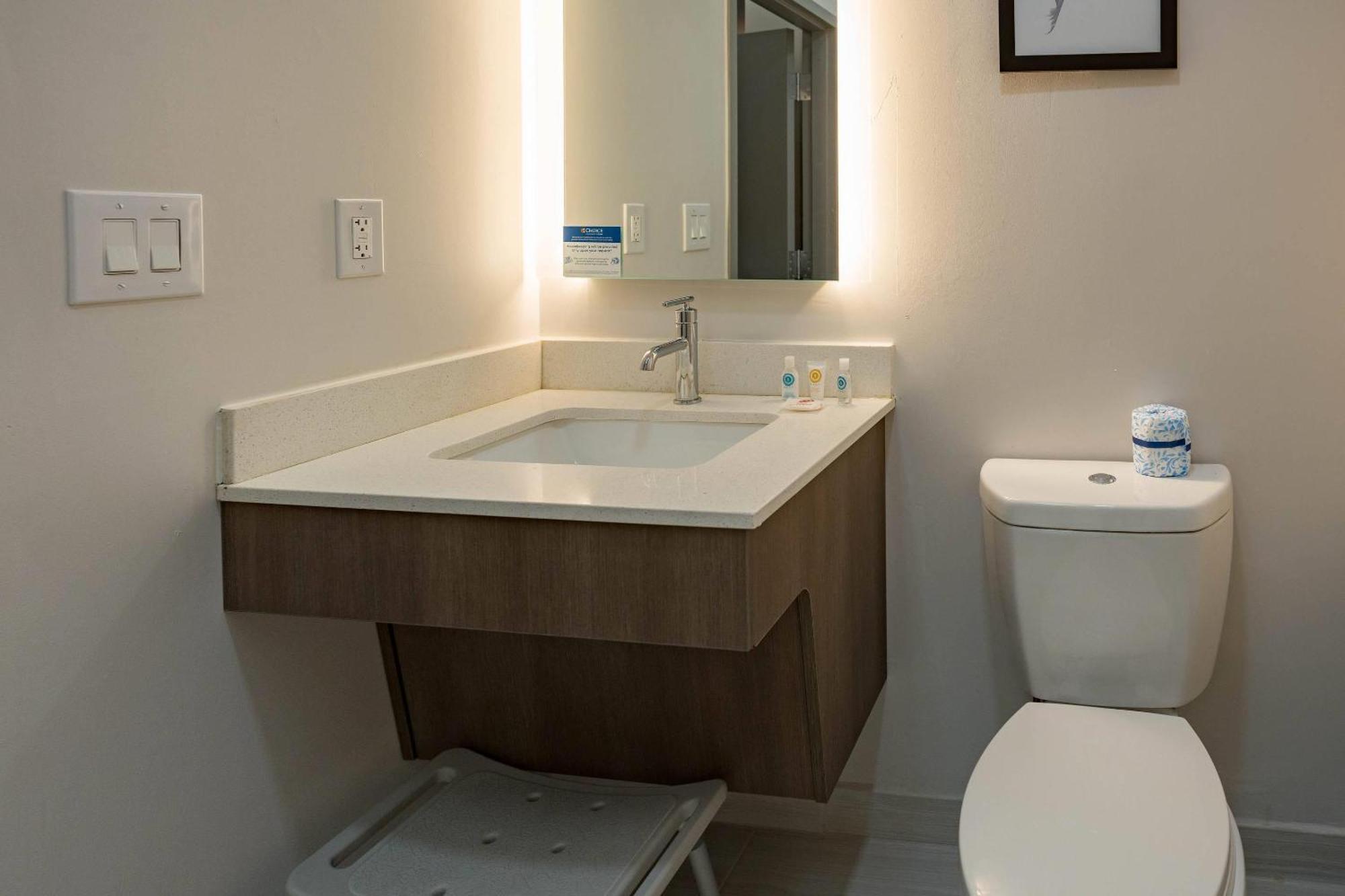 Comfort Inn & Suites River City Decatur Bagian luar foto