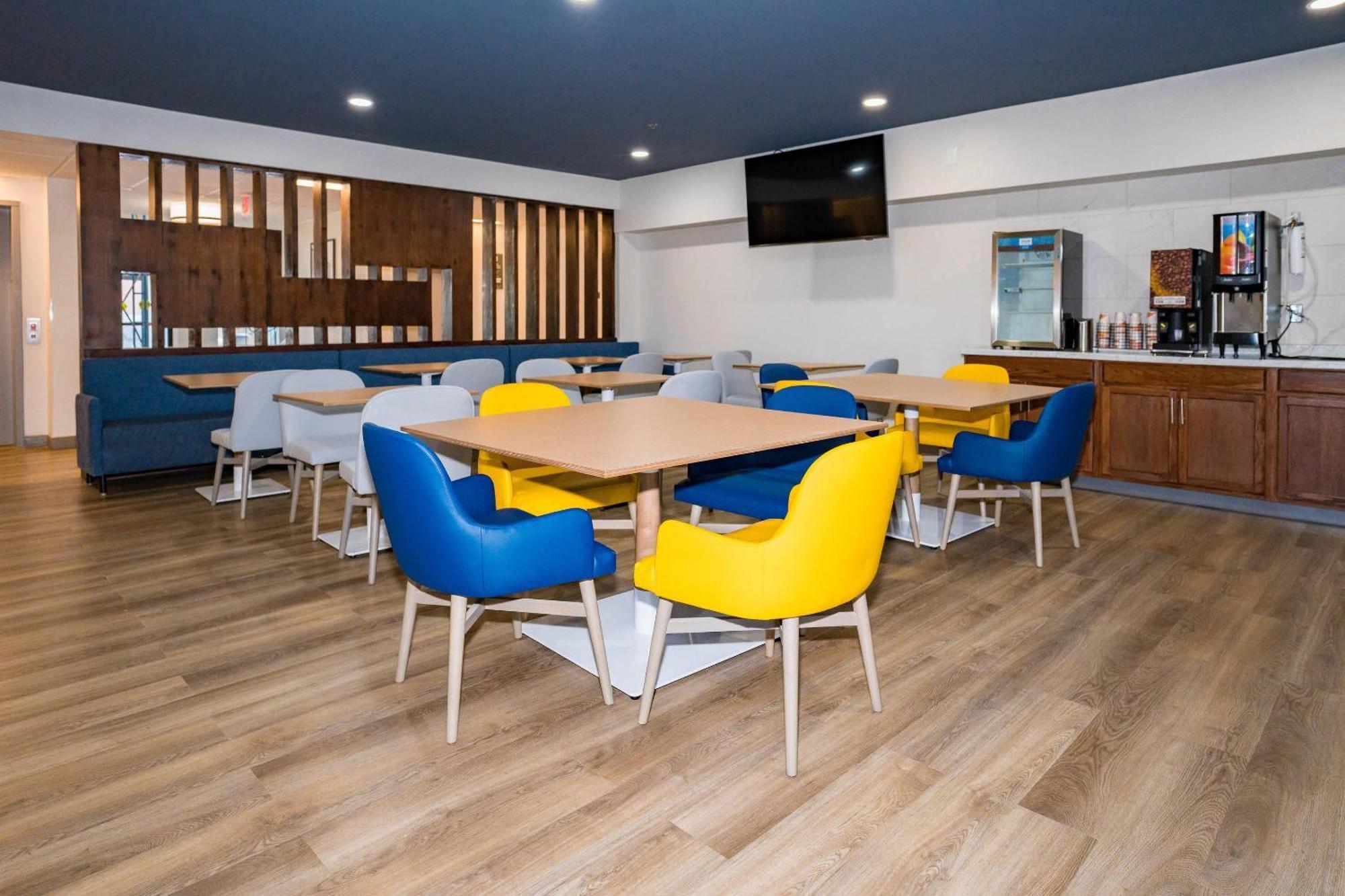 Comfort Inn & Suites River City Decatur Bagian luar foto