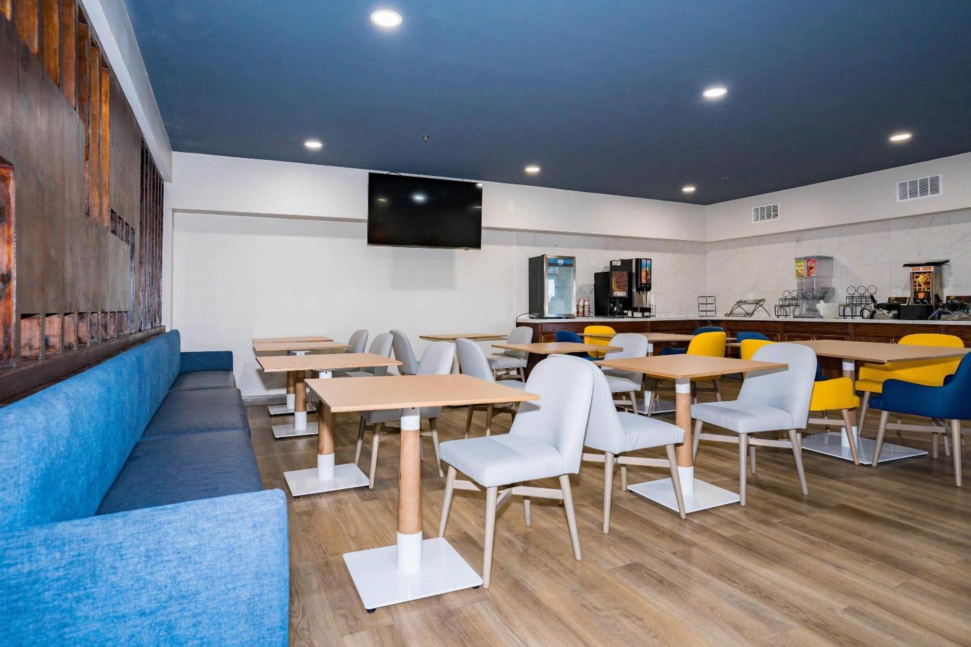 Comfort Inn & Suites River City Decatur Bagian luar foto