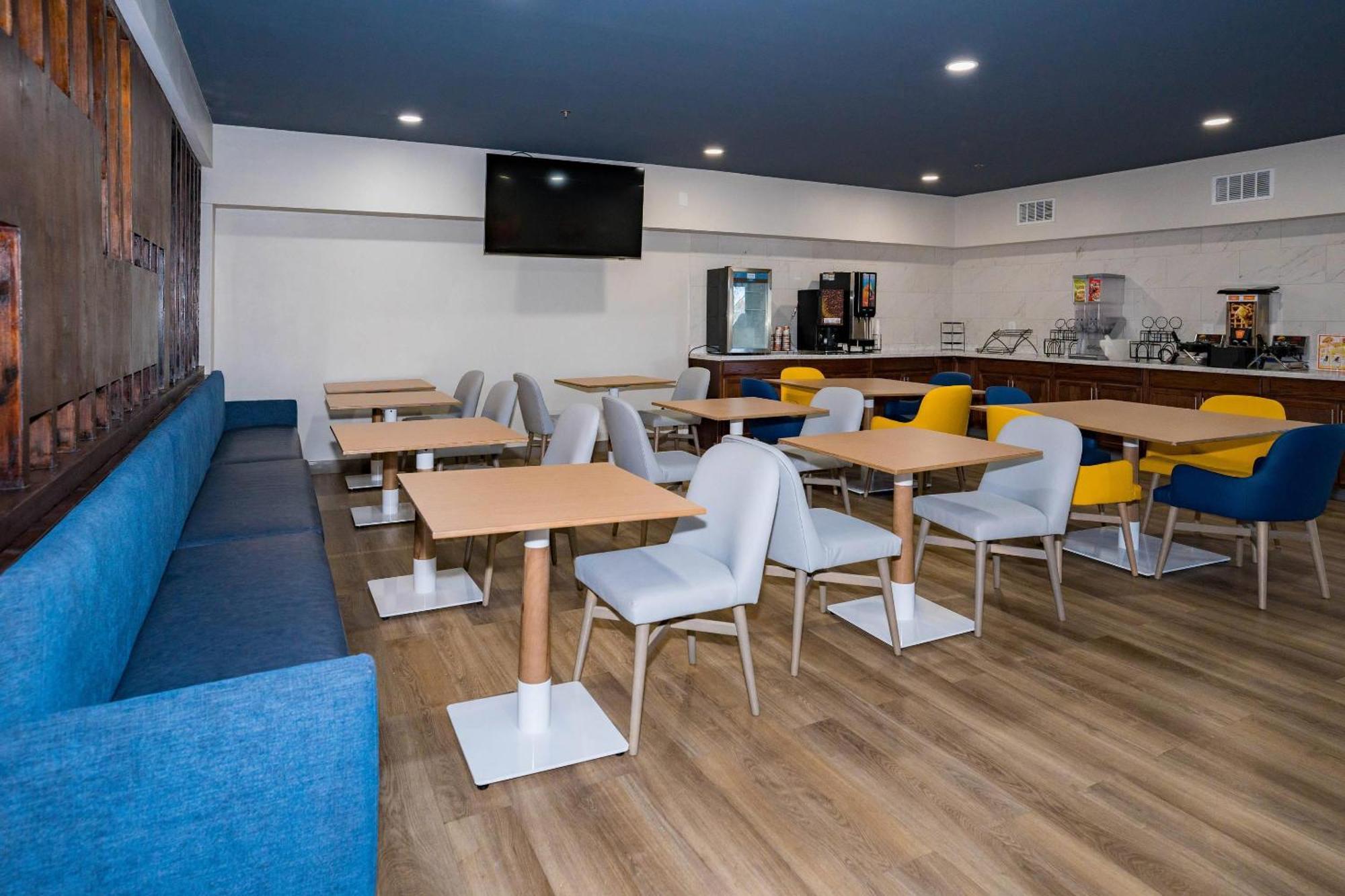 Comfort Inn & Suites River City Decatur Bagian luar foto